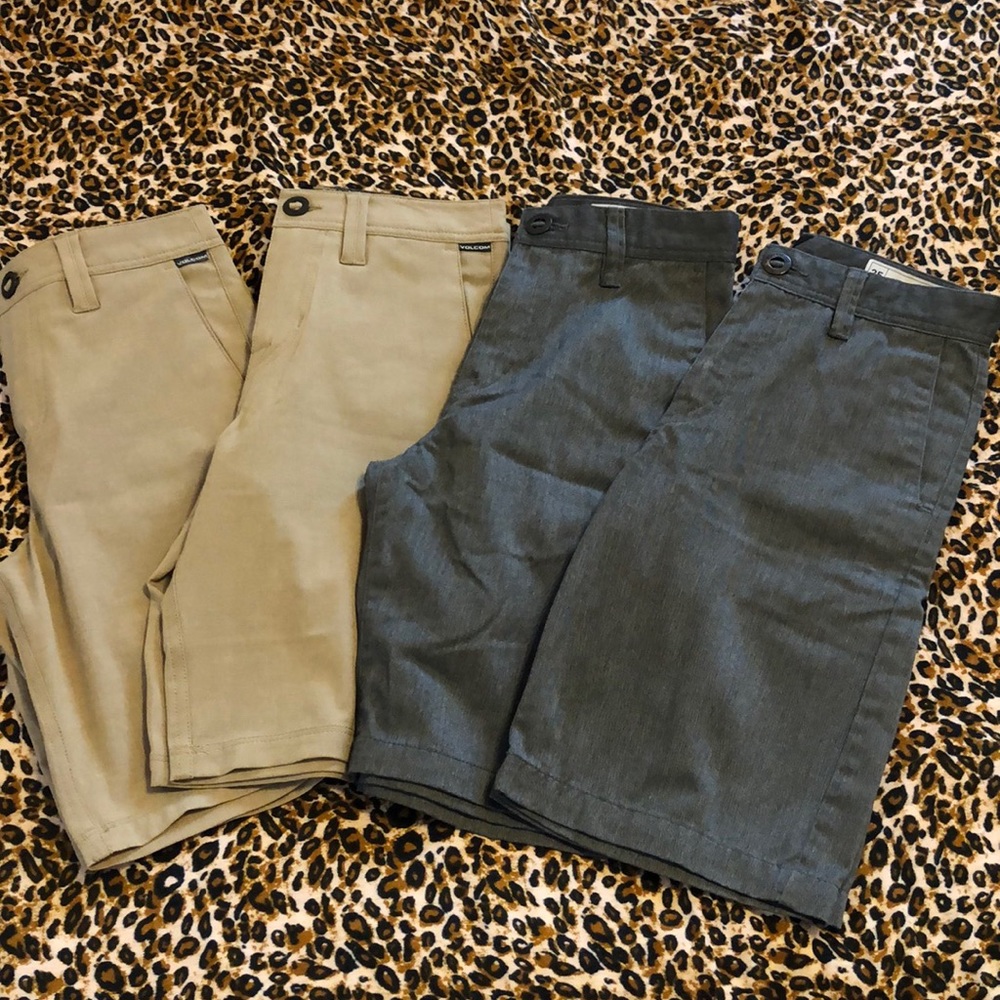 4 Volcom shorts